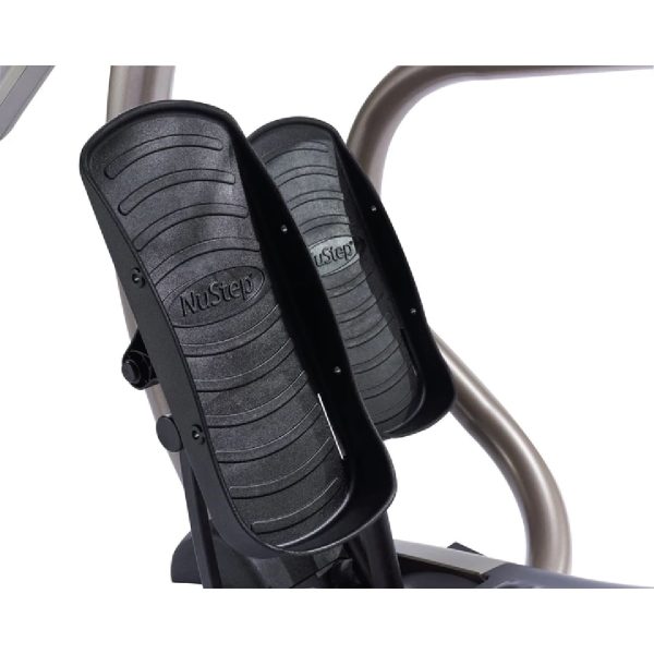 Mejora la rehabilitación y ejercicio cardiovascular con la Elíptica Reclinada T4r NuStep de cuerpo completo que entrena brazos y piernas con seguridad y comodidad. Ejercitar brazos y piernas juntos o por separado. Asiento ergonómico ajustable, movimiento suave y resistencia variable. Ideal para centros de salud y uso profesional. Perfecta para rehabilitación, fitness y adultos mayores. Soporta hasta 180 kg, es silenciosa y fácil de mover. Cómoda, con acceso bajo y seguro, ideal para adultos mayores Doctor's Choice